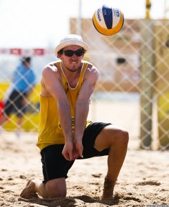 Das Foto zeigt Beachvolleyballer Abwehrspezialist Lars Flüggen bei der Annahme eines Mikasa Beachvolleyballs.