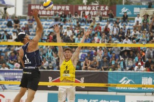 Das Foto zeigt Beachvolleyballer und Blockspezialist Markus Böckermann beim Block auf dem FIVB-Turnier in China.