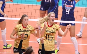 Das Bild zeigt 2 Volleyball Damen der DVV-Schmetterlinge bei der Freude über einen Punkt.