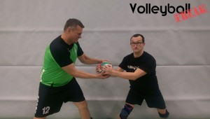 Das Bild zeigt 2 Volleyballer, die sich um einen Volleyball streiten