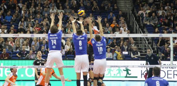 Das Foto zeigt einen 3er Block im deutschen Volleyball Supercup-Finale 2016 von VFB Friedrichshafen gegen BR Volleys