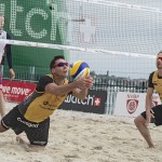 Das Foto zeigt Jonathan Erdmann bei der Abwehr vor spektakulärer Kulisse in Stavanger 2015 (Foto: www.fivb.org).