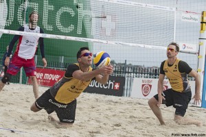 Das Foto zeigt Jonathan Erdmann bei der Abwehr vor spektakulärer Kulisse in Stavanger 2015 (Foto: www.fivb.org).