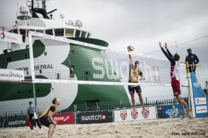 Das zeigt Beachvolleyballprofi Jonathan Erdmann beim Angriff in Stavanger 2015.