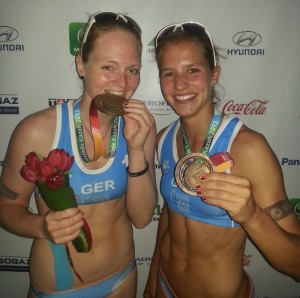 Das Foto zeigt das Beachvolleyball-Team Chantal Laboureur und Julia Sude nach dem Gewinn der Bronze-Medialle bei den University-Games