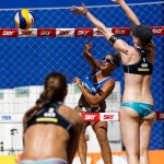 Das Foto zeigt Beachvolleyball-Team Laboureur/Sude in Aktion während Block und Abwehr.