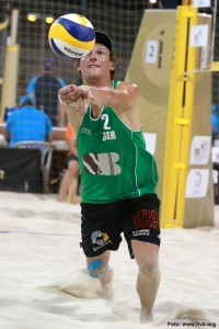 Das Foto zeigt Beachvolleyballer und Abwehrspieler Jonas Schröder bei der Annahme.