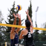 Das Foto zeigt Beachvolleyballer und Abwehrspieler Jonas Schröder beim Shot am Netz