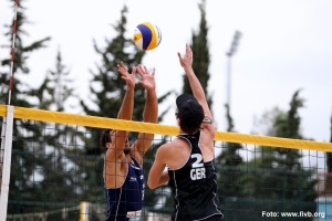 Das Foto zeigt Beachvolleyballer und Abwehrspieler Jonas Schröder beim Shot am Netz