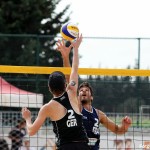 Das Foto zeigt den Beachvolleyballer und Abwehrspieler Jonas Schröder bei einer Aktion am Netz