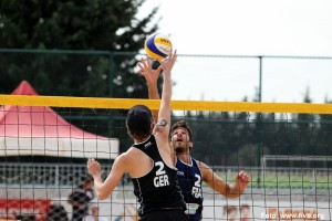 Das Foto zeigt den Beachvolleyballer und Abwehrspieler Jonas Schröder bei einer Aktion am Netz