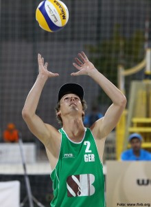 Das Foto zeigt Beachvolleyballer und Abwehrspieler Jonas Schröder beim Zuspiel.