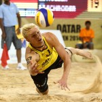 Das Foto zeigt Tim Holler bei der spektakulären Abwehr des Beachvolleyballs.