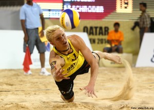 Das Foto zeigt Tim Holler bei der spektakulären Abwehr des Beachvolleyballs.