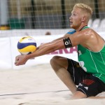 Das Foto zeigt Tim Holler bei Tim Holler bei der Annahme des Mikasa Beachvolleyball