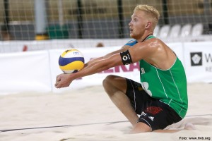 Das Foto zeigt Tim Holler bei Tim Holler bei der Annahme des Mikasa Beachvolleyball
