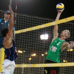 Das Foto zeigt Beachvolleyballer Tim Holler beim Angriff.