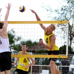 Das Foto zeigt das Beachvolleyballteam Holler/Schröder. Hier ist Tim beim Angriff.