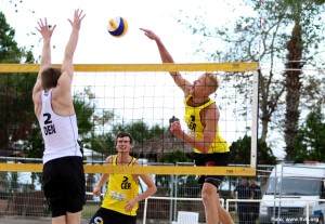 Das Foto zeigt das Beachvolleyballteam Holler/Schröder. Hier ist Tim beim Angriff.