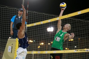 Das Foto zeigt Beachvolleyballer Tim Holler beim Angriff.