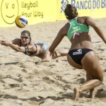 Beachvolleyballerin Chantal Laboureur bei der Abwehr auf der FIVB World Tour