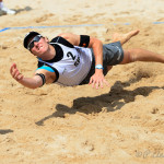 Das Beachvolleyballfoto zeigt einen Beacher bei der Abwehr auf der FIVB World Tour Open Luzern 2015!