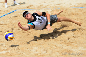 Das Beachvolleyballfoto zeigt einen Beacher bei der Abwehr auf der FIVB World Tour Open Luzern 2015!