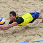 Das Beachvolleyballfoto zeigt einen Beacher bei der Abwehr auf der FIVB World Tour Open Luzern 2015!