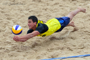 Das Beachvolleyballfoto zeigt einen Beacher bei der Abwehr auf der FIVB World Tour Open Luzern 2015!