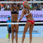 Das Beachvolleyballfoto zeigt 2 Beacherinnen bei der Aktion am Netz auf der FIVB World Tour Open Luzern 2015!