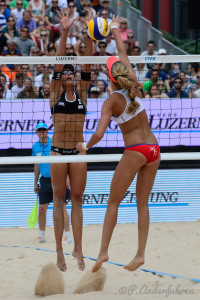Das Beachvolleyballfoto zeigt 2 Beacherinnen bei der Aktion am Netz auf der FIVB World Tour Open Luzern 2015!