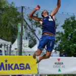 Das Beachvolleyballfoto zeigt einen Beacher beim Sprungaufschlag auf der FIVB World Tour Open Luzern 2015!