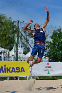 Das Beachvolleyballfoto zeigt einen Beacher beim Sprungaufschlag auf der FIVB World Tour Open Luzern 2015!
