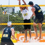 Das Foto zeigt den Angriff von Beachvolleyballer Sebastian Fuchs