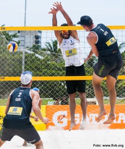 Das Foto zeigt den Angriff von Beachvolleyballer Sebastian Fuchs