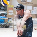 Das Foto zeigt Sebstian Fuchs bei der Ball-Annahme auf der FIVB Beachvolleyball Tour