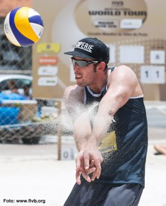 Das Foto zeigt Sebstian Fuchs bei der Ball-Annahme auf der FIVB Beachvolleyball Tour