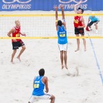 Das Foto zeigt Beachvolleyballteam Holler/Schröder. Hier ist Jonas beim Angriff.