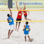 Das Foto zeigt Beachvolleyballteam Holler/Schröder auf der FIVB World Tour. Hier Tim beim Block, während Jonas den Shot versucht zu erlaufen.