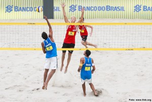 Das Foto zeigt Beachvolleyballteam Holler/Schröder auf der FIVB World Tour. Hier Tim beim Block, während Jonas den Shot versucht zu erlaufen.