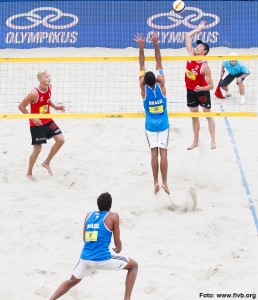 Das Foto zeigt Beachvolleyballteam Holler/Schröder. Hier ist Jonas beim Angriff.