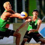 DAs Foto zeigt das Beachvolleyballteam Holler/Schröder. Hier Tim bei der Annahme.