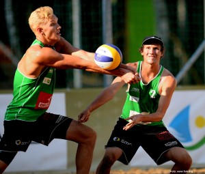 DAs Foto zeigt das Beachvolleyballteam Holler/Schröder. Hier Tim bei der Annahme.