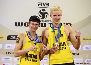 Das Foto zeigt das Beachvolleyballteam Tim Holler und Jonas Schröder.
