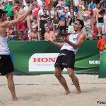 Auf dem Foto freuen sich Jonathan Erdmann und Kay Matysik über den gerade gewonnenen Punkt auf der Beachvolleyball Weltmeisterschaft 2013 in Polen 06.07.13, Lake Szelag, Stare Jablonk Foto: Conny Kurth / 2013 FIVB