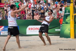 Auf dem Foto freuen sich Jonathan Erdmann und Kay Matysik über den gerade gewonnenen Punkt auf der Beachvolleyball Weltmeisterschaft 2013 in Polen 06.07.13, Lake Szelag, Stare Jablonk Foto: Conny Kurth / 2013 FIVB