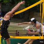 DAs Foto zeigt Blockspieler Jonathan Erdmann beim Block auf der Beachvolleyball Weltmeisterschaft 2013 in Polen.