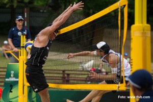 DAs Foto zeigt Blockspieler Jonathan Erdmann beim Block auf der Beachvolleyball Weltmeisterschaft 2013 in Polen.