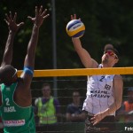 Das Foto zeigt Kay Matysik beim Angriff während der FIVB Beachvolleyball Weltmeisterschaft 2013 in Polen.