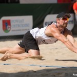 DAs Foto zeigt Beachvolleyballprofi Kay Matysik bei einer Rettungsaktion um den Ball